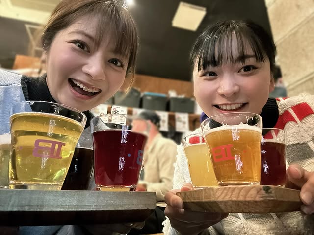 「ビールの海を泳ぎました」アンゴラ村長、色とりどりのビール前に笑顔でパシャリ！