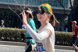 長谷川朋加、東京マラソンでランナーを応援！『来年は走りたいなぁ』