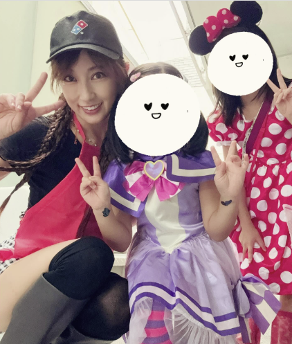 熊田曜子、ハロウィン仮装でドミノピザ店員に！娘たちと楽しむ毎日のコスチューム！！