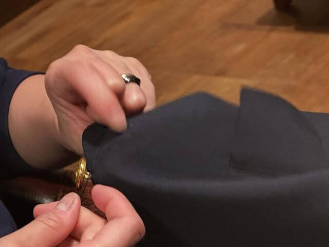 庄司智春が捉えた“母ミキティ”の素顔。息子の制服に愛情ボタンをチクチク縫うひととき