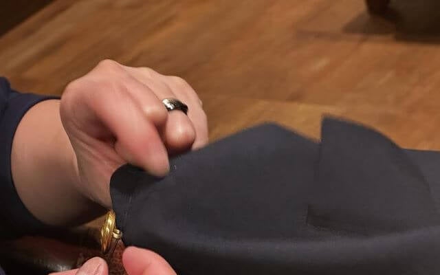 庄司智春が捉えた“母ミキティ”の素顔。息子の制服に愛情ボタンをチクチク縫うひととき