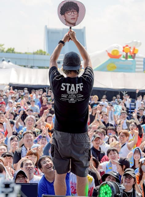 「－守りたい、その笑顔」オーイシマサヨシが団扇姿でステージ上に！？