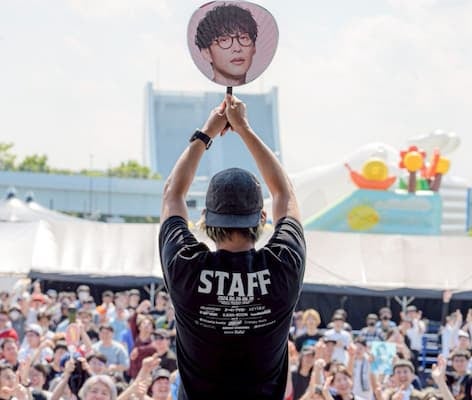 「－守りたい、その笑顔」オーイシマサヨシが団扇姿でステージ上に！？