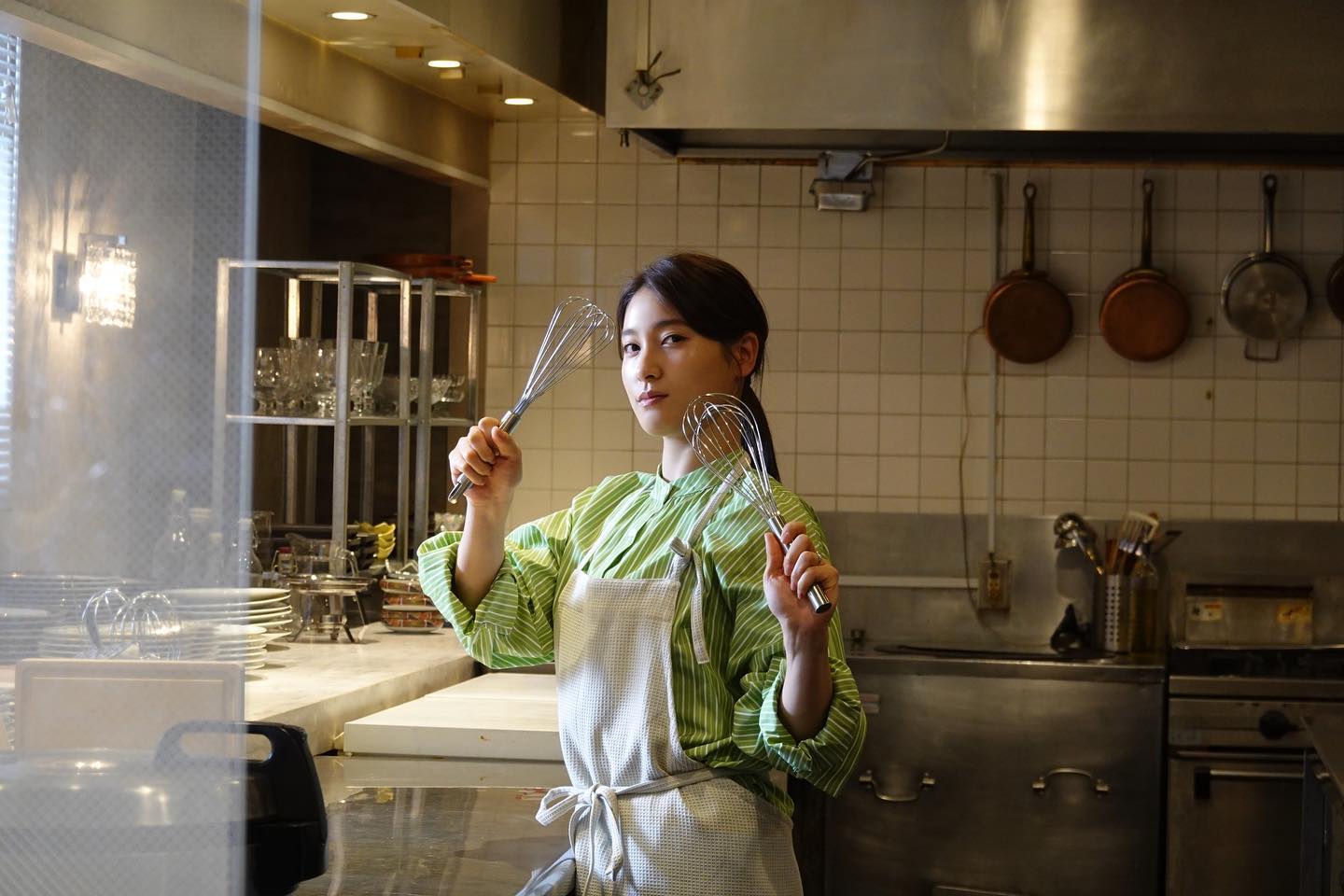 戦闘態勢❗️❓土屋太鳳さんがエプロン姿&ホイッパーで決めポース😎✨