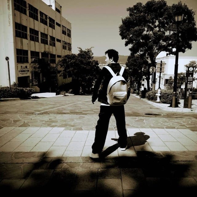 「函館の坂に立つ男」遠藤憲一が魅せた“静寂と存在感の背中”