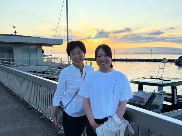 竹田麗央が「エビアン休養中に見せた素顔」、夕陽に染まる穏やかな笑顔が美しい