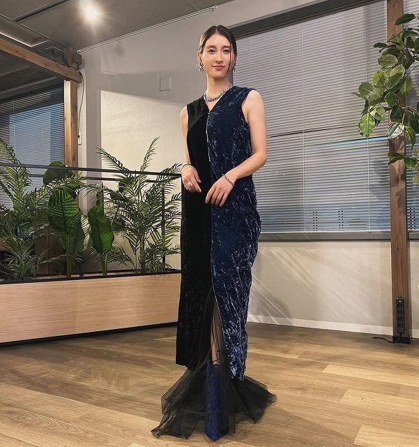 土屋太鳳、「海」がテーマのドレス姿！ファンに謎かけも