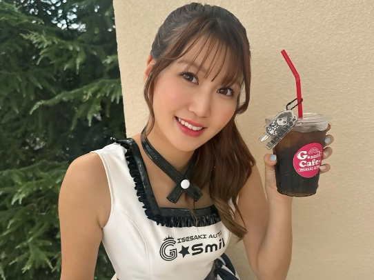 「お綺麗でとっても可愛い」オートレースの美女イメージガール、ドリンク持ちの
