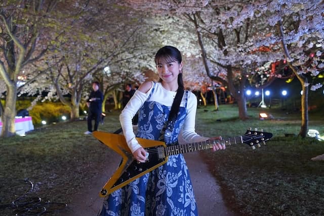 「すっごく素敵でした」miwa、満開の桜の中でギターを手にしたオフショットが話題！