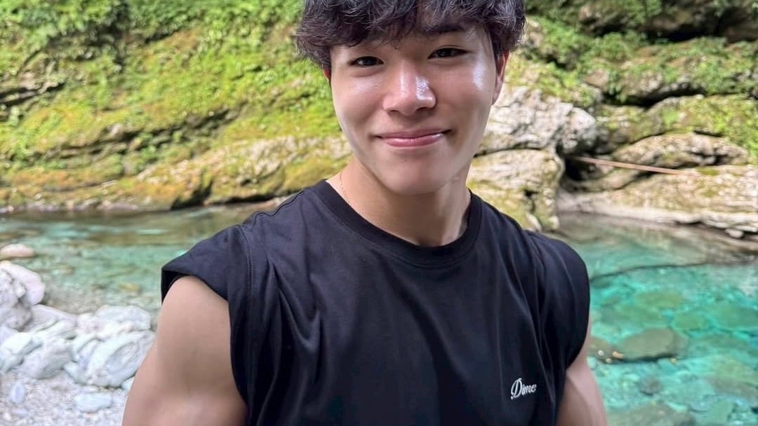 「腕の筋肉スゴすぎ！！」岡慎之助、リラックスした笑顔アップショットにファン惚れ惚れ！