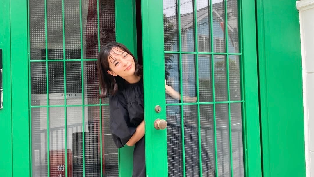 「暑さも忘れる素敵な笑顔」加藤ローサ、ひょっこり顔出しショットにファンも笑顔に！