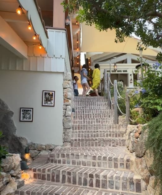 中村江里子　55歳の私たちが踊り出す南仏の夜　アンルイス『あゝ、無情』の奇跡