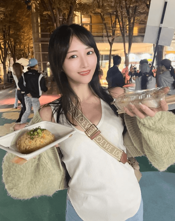 ◯◯よりも◯◯派！激美女ラウンドガール・川瀬もえが餃子フェスで魅せたときめきショット！