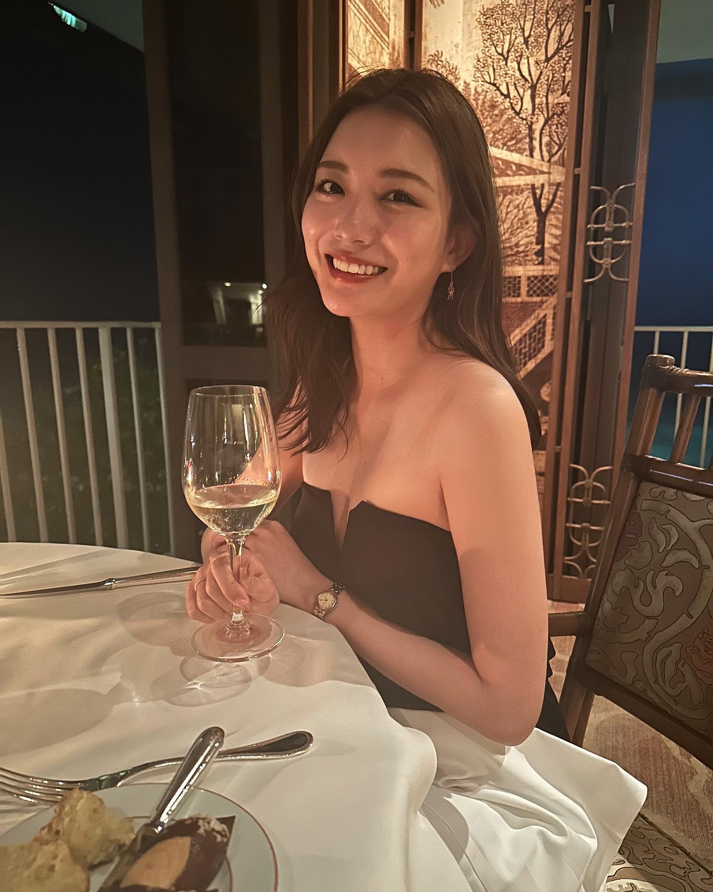 年の差19歳!!スピードワゴンの井戸田の妻・蜂谷晏海がハワイを満喫🌴　