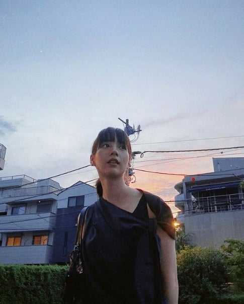 あの女優が肩がざっくり空いたトップスでエモい夏ショット