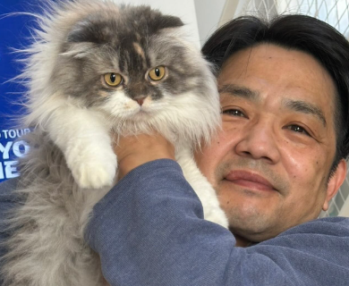 「おもち、無の境地!?」中川剛、愛猫との2ショットにファン爆笑