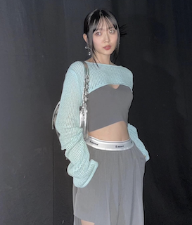 鈴木愛理 「衝撃の細さ…」「大丈夫??」ほっそりウエスト露わな1枚にファン驚愕