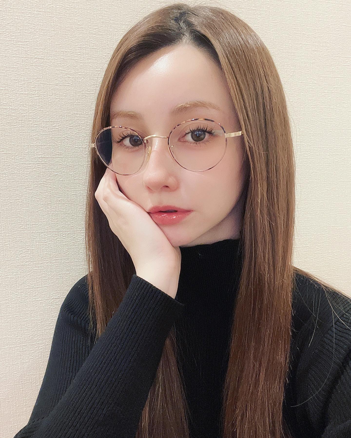 ダレノガレ明美が最新おしゃれ眼鏡ショットを公開💕「花粉凄いので…」