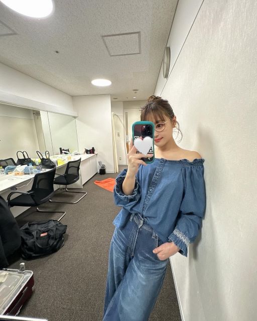 鈴木奈々、オフショルで春夏コーデ満喫。肩出しスタイルで小顔効果も狙うおしゃれショット