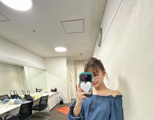 鈴木奈々、オフショルで春夏コーデ満喫。肩出しスタイルで小顔効果も狙うおしゃれショット