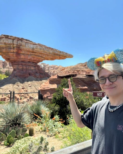 岸優太、カチューシャ全開で「こんちわす！！！」夏空に映えるディズニーショット