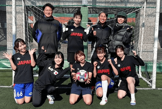 「すごいメンツじゃん！」グラドル＆フットサル女子の日野麻衣、元プロサッカー前園真聖や眞嶋優を含むレアショに反響続出！