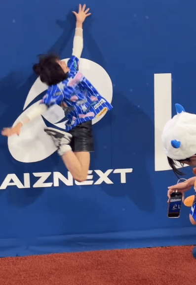 「おおー飛んだねー！」個性派のインフルエンサー＆野球美女子、スタジアムフェンスそばで魅せた”激烈ジャンプ”ムービーを披露！