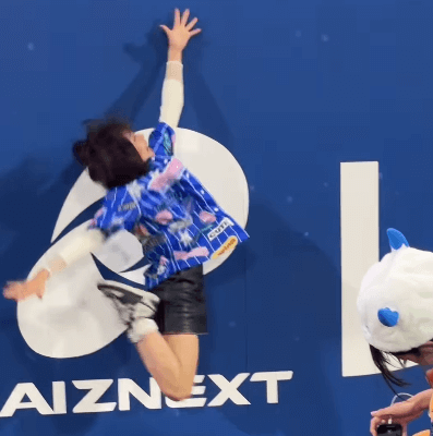 「おおー飛んだねー！」個性派のインフルエンサー＆野球美女子、スタジアムフェンスそばで魅せた”激烈ジャンプ”ムービーを披露！