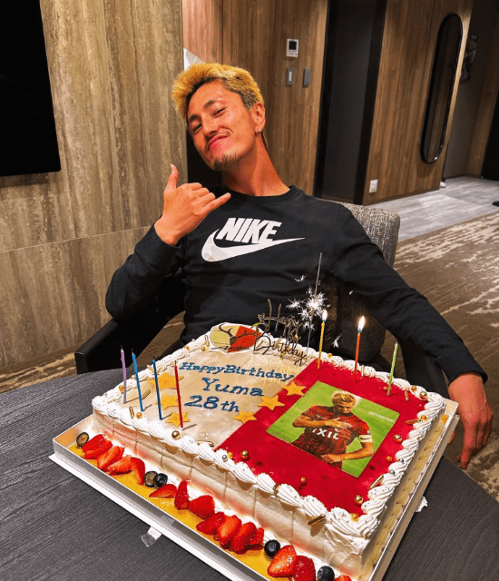 鹿島アントラーズ 鈴木優磨 28歳を迎え、試合中からは想像つかない照れた表情見せる