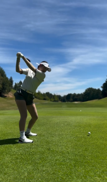 ショーパン美脚でナイスショット！ゴルフ美女ティーチングプロが見せた美しいスイングにファンも惚れ惚れ！