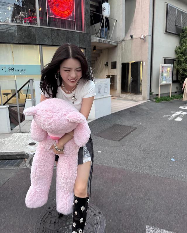 井手上漠の人形抱き抱えショットがあまりにも可愛すぎると話題に