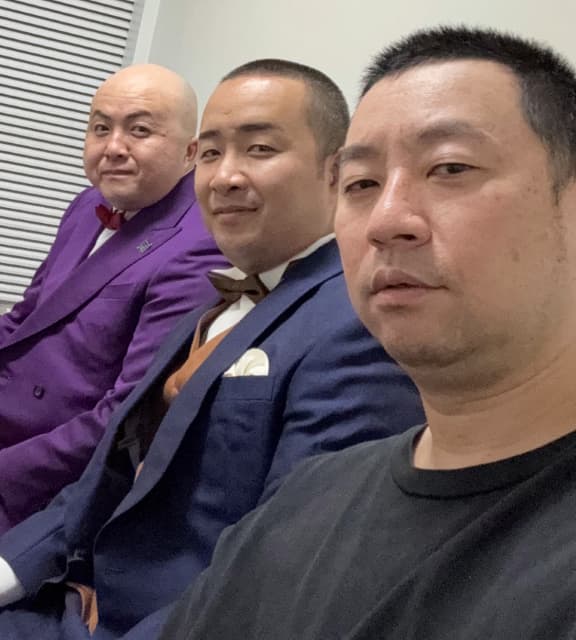 芸人3人が並んで髪型を比較、気候に例えて笑いを誘う。