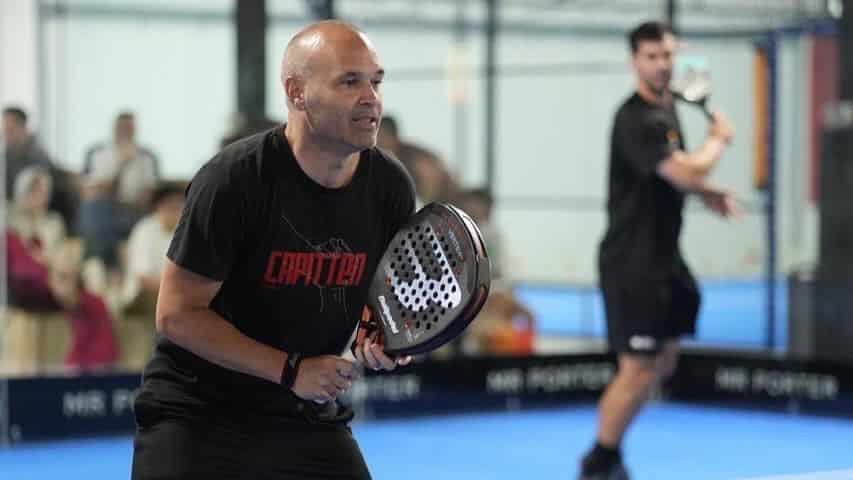 イニエスタがパデルを満喫！引退後のリラックスした姿が話題に