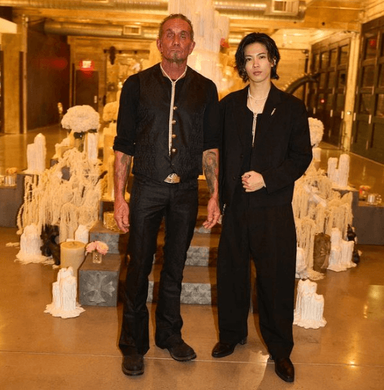 「まるで王家の親子やん」元キンプリ・神宮寺勇太、クロムハーツ創業者＆ミシェル・ヨーとのプレミアショットにファン大歓喜！