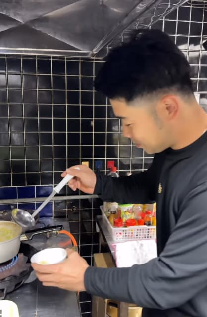 ソフトバンク・近藤健介 お手製の味噌汁の出来は⁉男らしい料理姿にファン惚れ惚れ