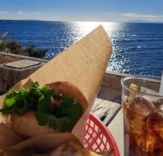 魔裟斗が行きつけのお店で海を見ながらハンバーガー！