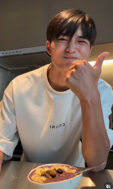 ｢大久保食堂｣格闘家・大久保琉唯 自作のアサイボールに思わずグッドポーズ！