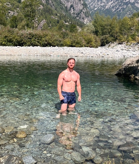 筋肉は準備万端!?イタリア出身のプロレスラー、地元で夏を楽しむも「日本での試合が待ちきれない！」