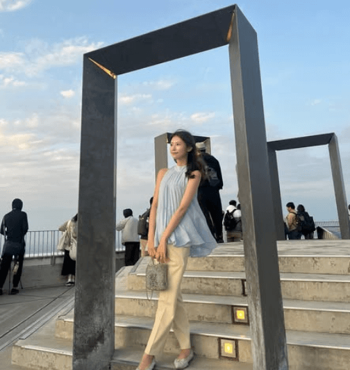 「ビジュ圧倒的頂点よ…」元アイドルの美女、北海道で披露したフォトジェニックスポットにファン注目の眼差し「大人の雰囲気」