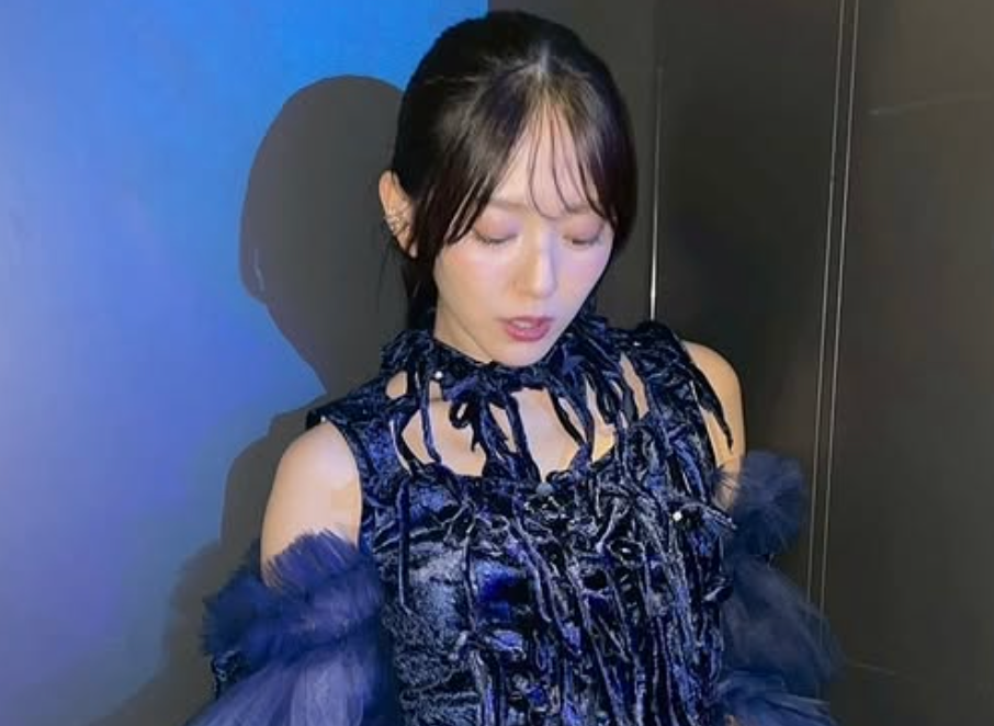 華やかすぎる衣装の数々！鈴木愛理、最新ステージ＆番組ファッションを一挙公開