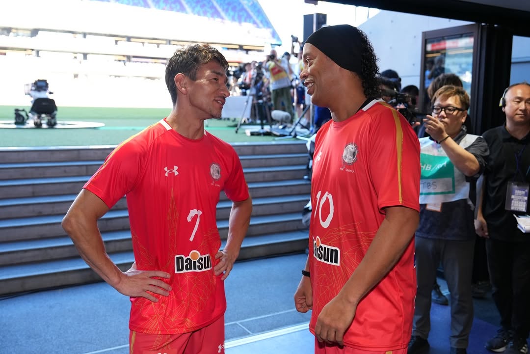 中田英寿、チャリティーマッチに監督で参加！ロナウジーニョとの対面に