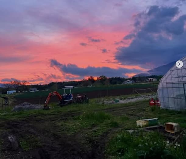 工藤阿須加が農作業終わりの夕焼けショットにファンほっこり