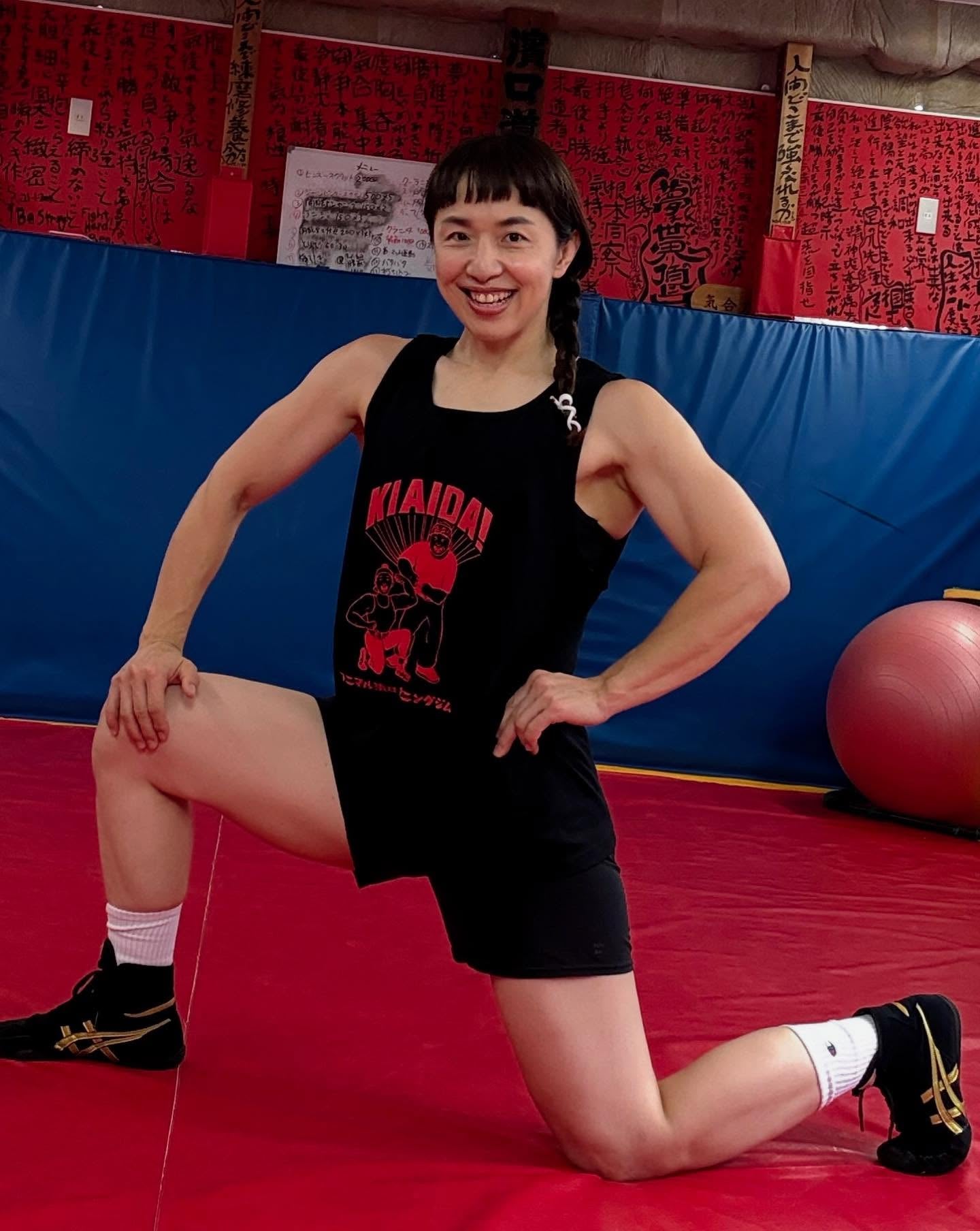 浜口京子、笑顔満開で新Tシャツ＆タンクトップをお披露目！