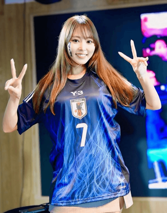 「ユニフォーム着れて嬉しかった！」人気グラドルの亀澤杏菜、三笘薫のファン！？