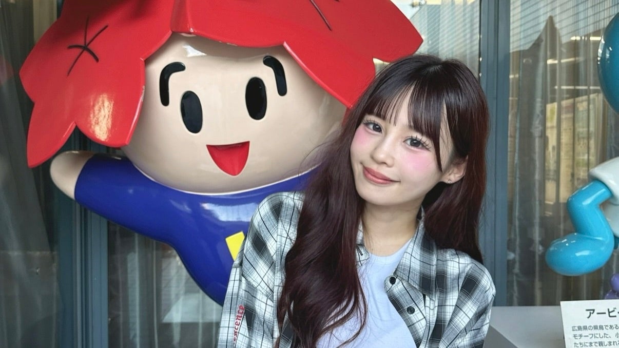 村川緋杏、秋の広島で可愛さ満点！キャラクターと共に素敵なショット