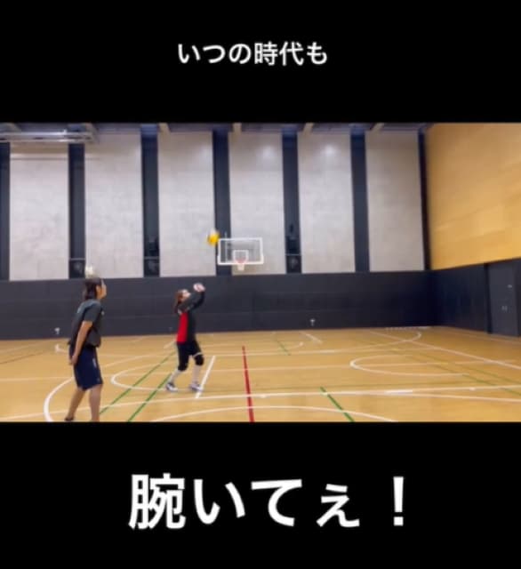 お笑い芸人 平野ノラ バレーボールをプレイ！「いつの時代も腕いてぇ！」