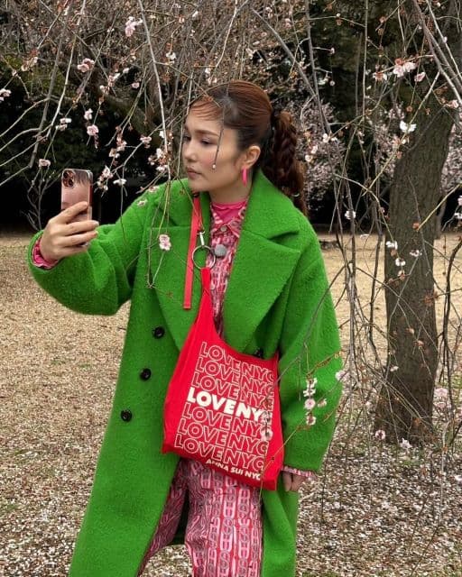 平野ノラ、桜よりも目立つファッションで”お先に狂い咲き”ショットを公開！