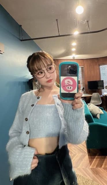 タレント 鈴木奈々 へそ出しコーデを公開！スタイル抜群！