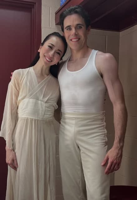 加治屋百合子が公演終了を報告！共演者たちとの集合写真で和気あいあい！？