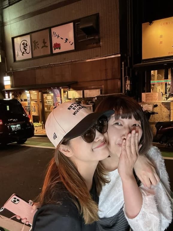 「スッピンだからサングラス」鈴木奈々、飾らない可愛さ満点！一緒に焼肉を楽しんだ仲良し4人とは？